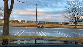 「車中の人々 駐車場の片隅で」