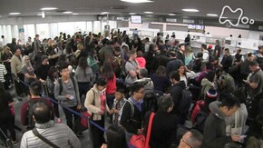 「成田 聖夜の入国審査場」