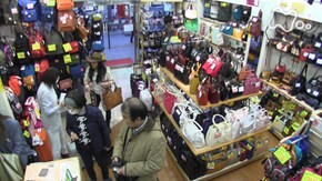「春 街角のかばん店で」