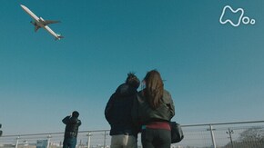 「大空に飛行機を見上げて」