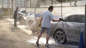 「梅雨明けのコイン洗車場で」
