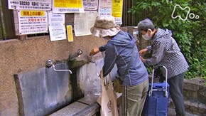 「東京・小金井 街角の水くみ場で」