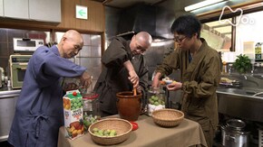 「水無月(みなづき) 雨ふる前に 梅のお仕事」